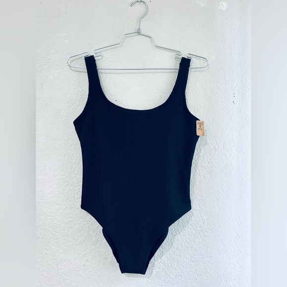 VICTORIA'S SECRET SWIM
Crinkle Scoop One-Piece Swimsuit size L NWT - Picture 1 of 11
